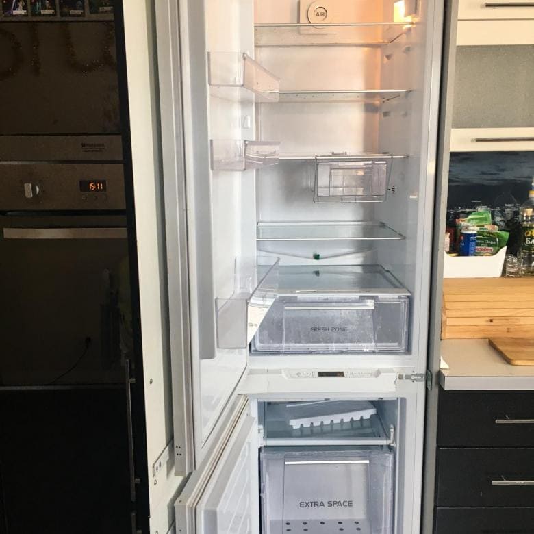 Встроенный холодильник hotpoint ariston. Встраиваемый холодильник Хотпоинт Аристон. Hotpoint Ariston холодильник RG 2330. Холодильник Аристон Hotpoint двухкамерный. Встроенный холодильник Хотпоинт Аристон.