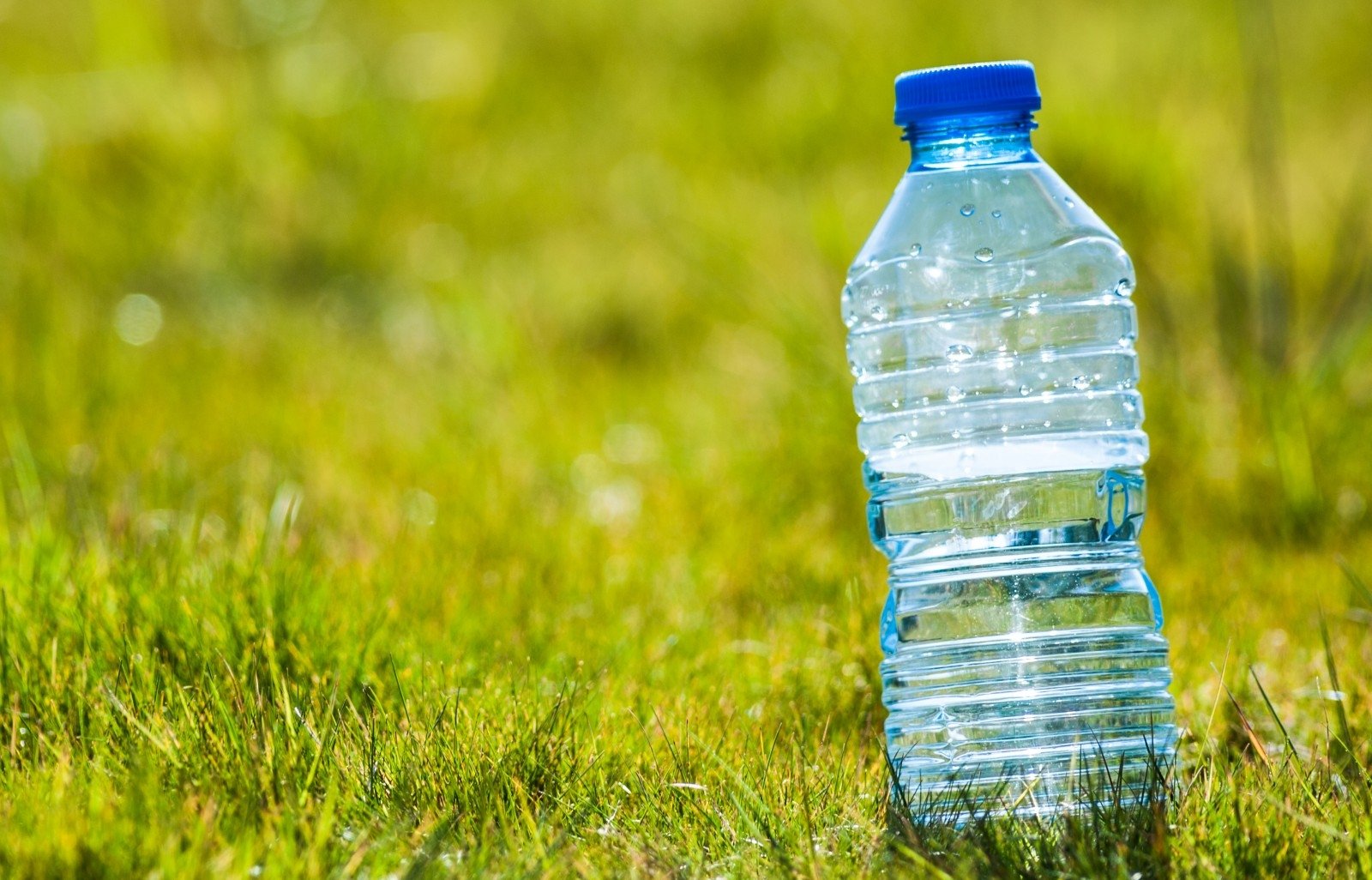 Вода запас воздуха. Бутылка для воды. Красивые пластиковые бутылки. Пластиковая бутылка для воды. Питьевая вода в бутылках.
